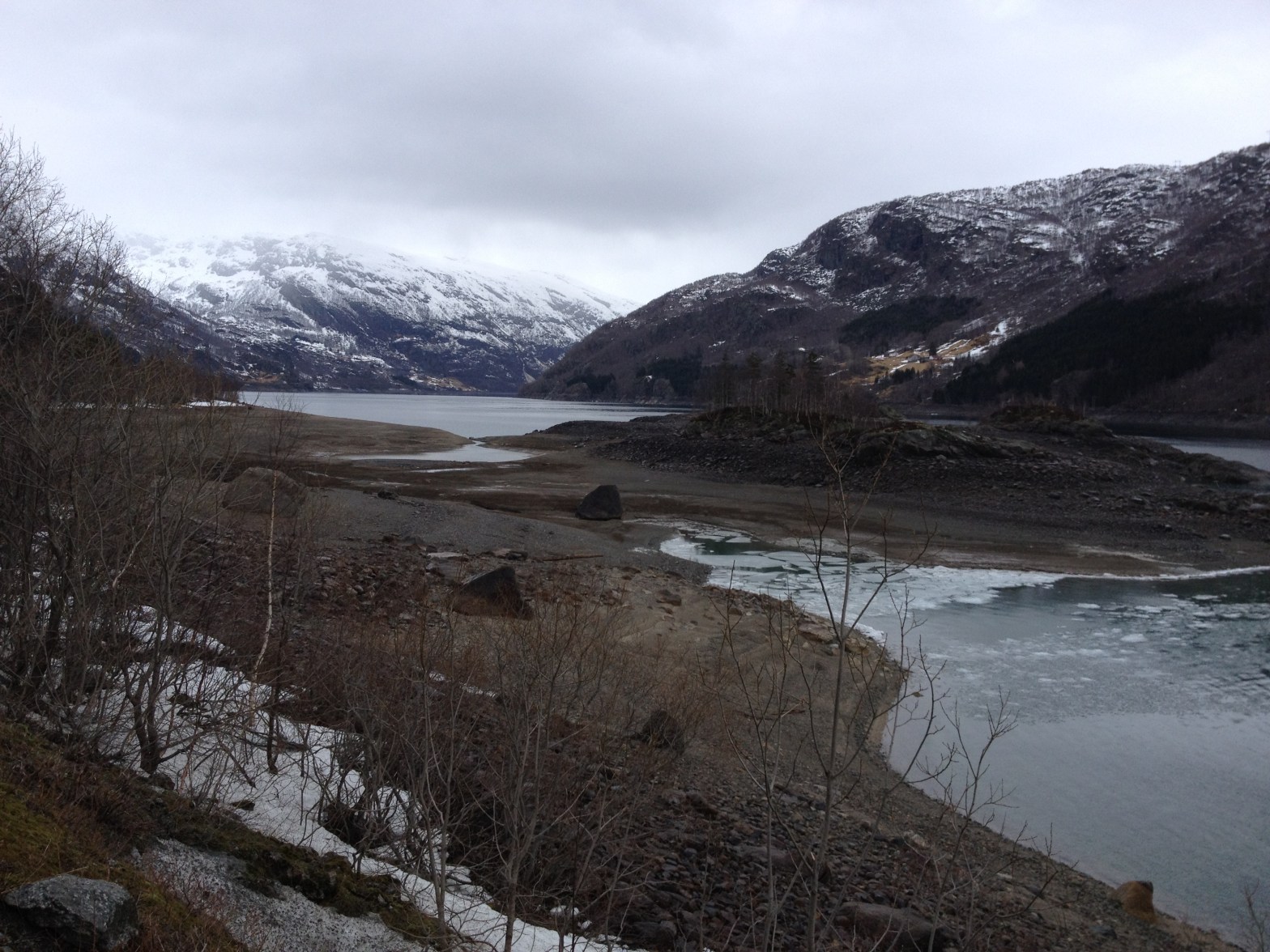Holmane om Våren (Røldalsvatnet)