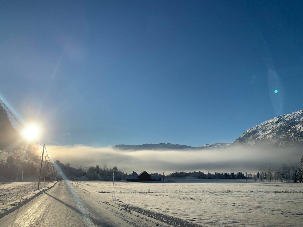 SOL OG FROSTRØYK: Deler av røldalsbygda og Røldalsvatnet er ille plaga av frostrøyk frå ei ope råk ved kraftstasjonen når det er fint, kaldt vintervær. Hittil i år har frostrøyken vore verre enn på 30 år. Foto: Privat foto