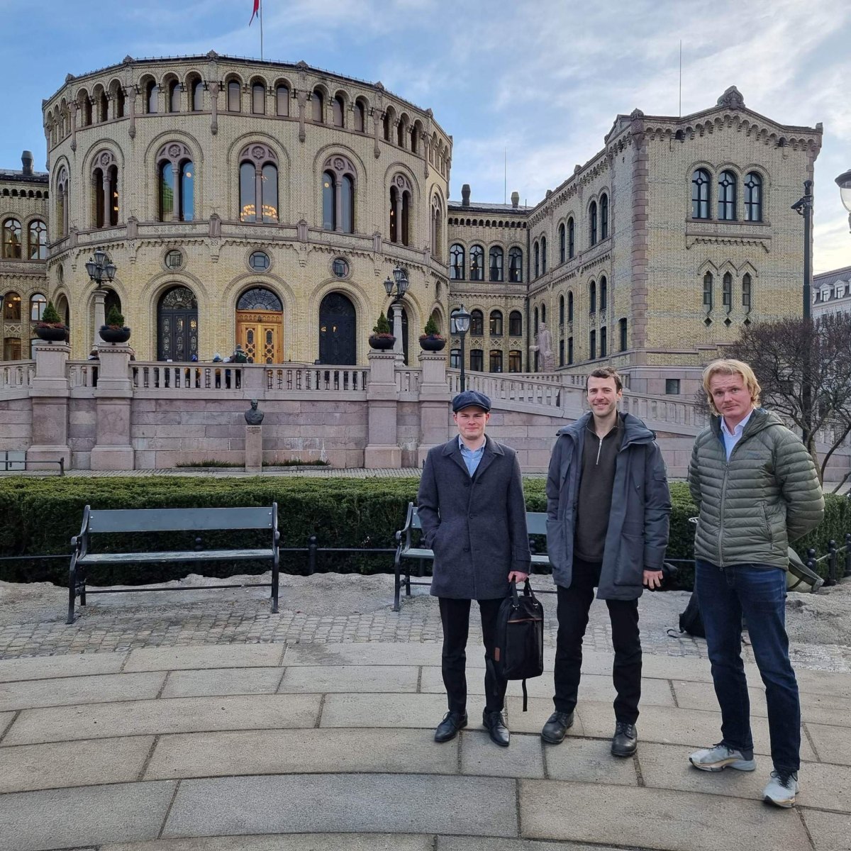 Nils Vetle (26) og Robin (21) tok turen til Stortinget: – Me tente på&nbsp;turen